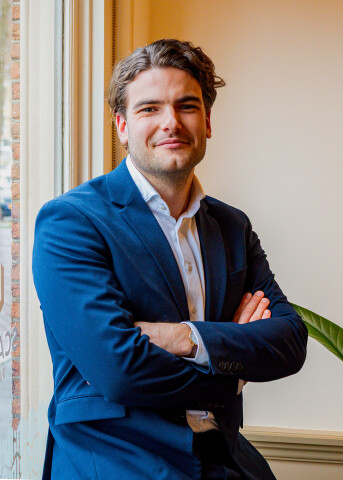 Alexander van den Heiligenberg pose